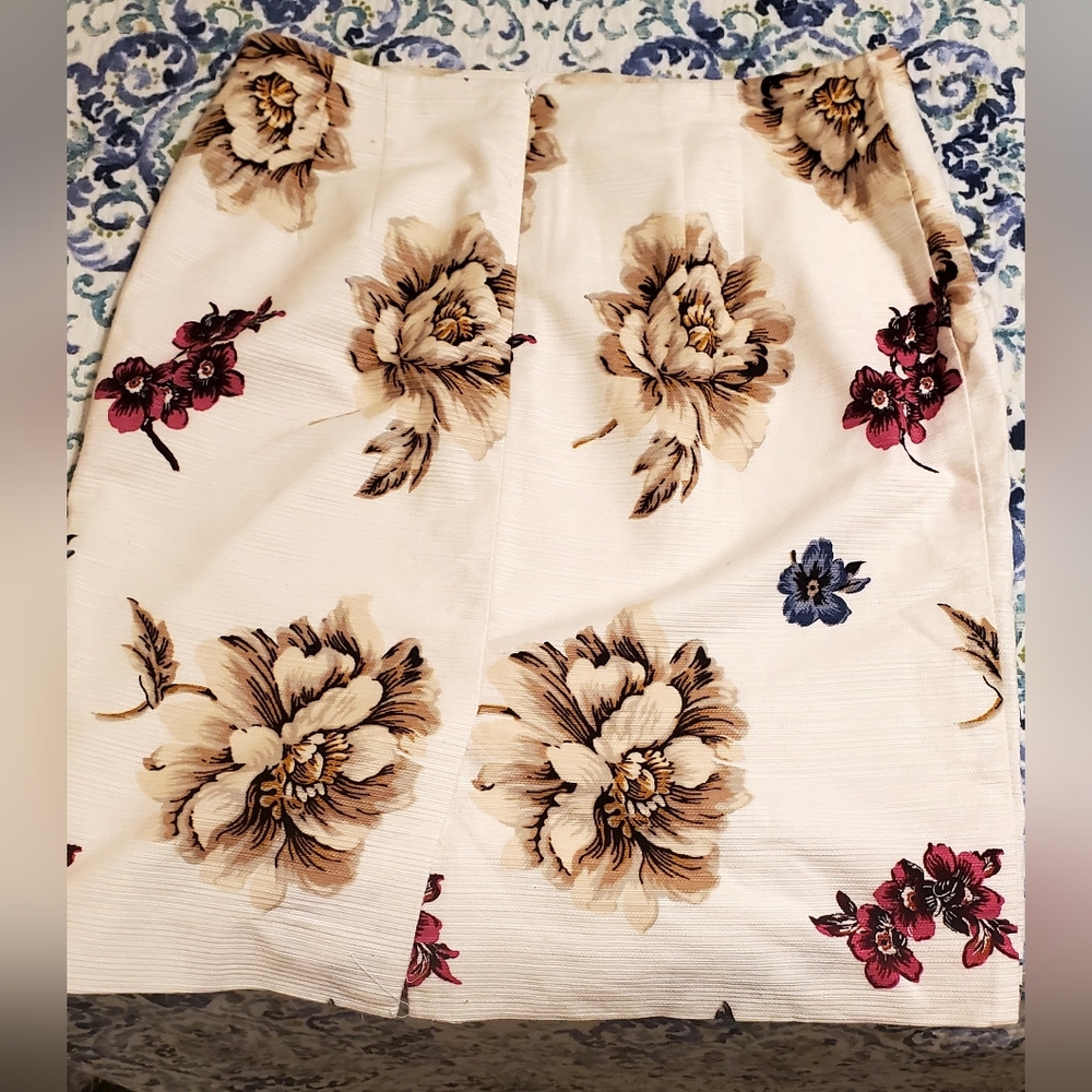 Ann Taylor Cream Floral Pencil Skirt - Picture 4 of 5